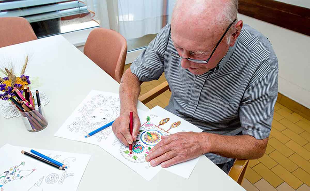 14 Benefits of Coloring for Seniors