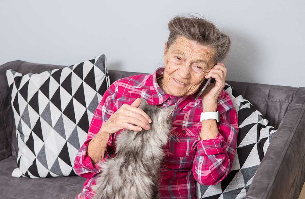 Simple cell phone for seniors and the very elderly. Simple cell phone for seniors and the very elderly.